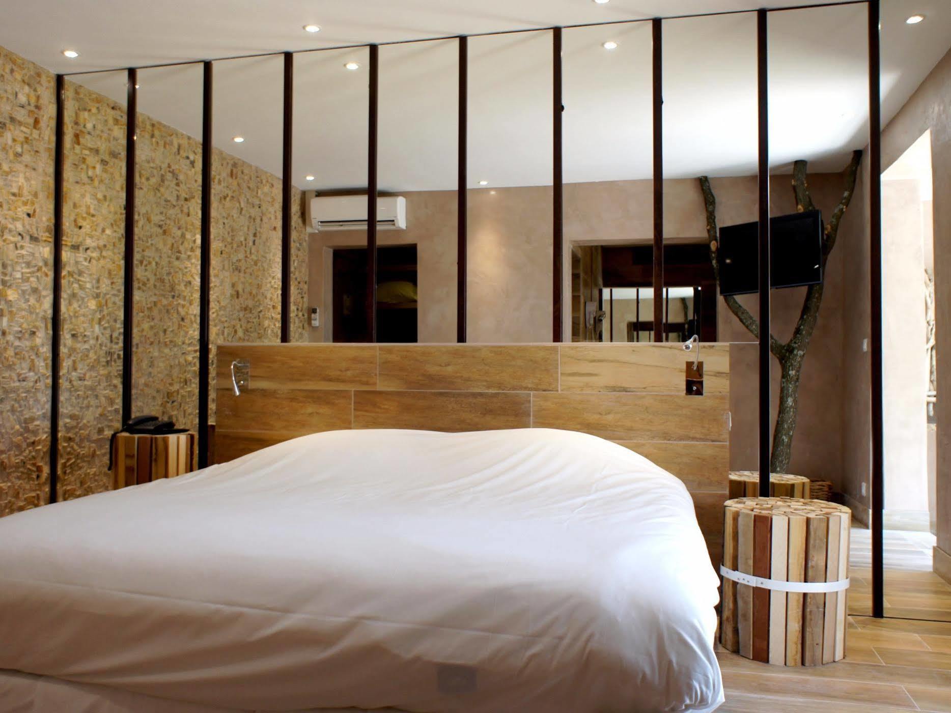 Hotel Logis Restaurant Des Pins 3*