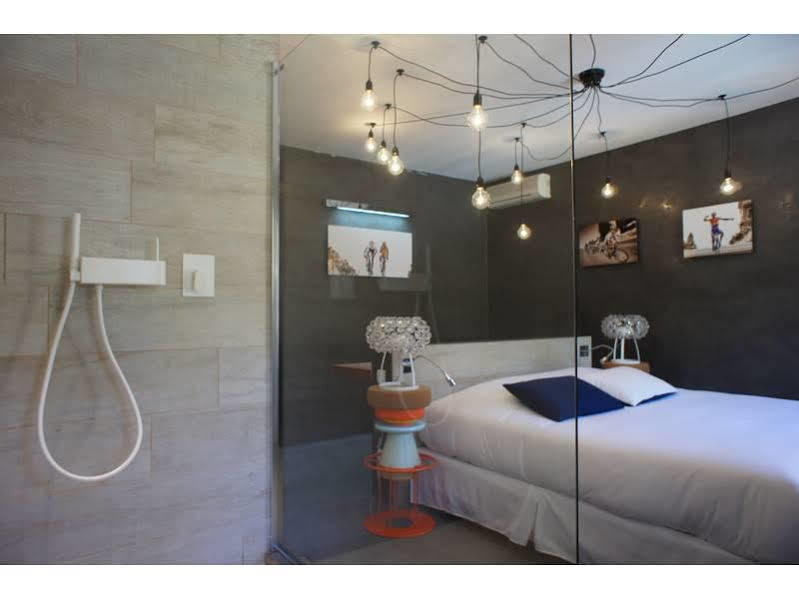 Hotel Logis Restaurant Des Pins 3*